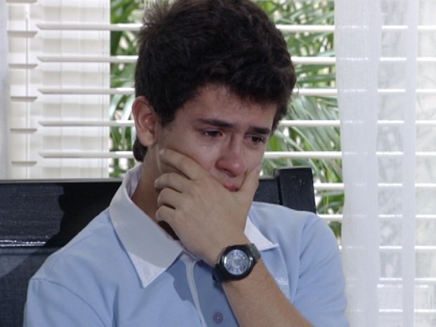 René Júnior chora ao saber da separação de seus pais, em Fina Estampa