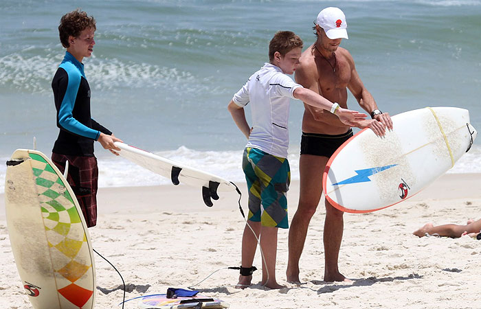 Aos 49 anos, Marcello Novaes exibe corpo sarado na praia