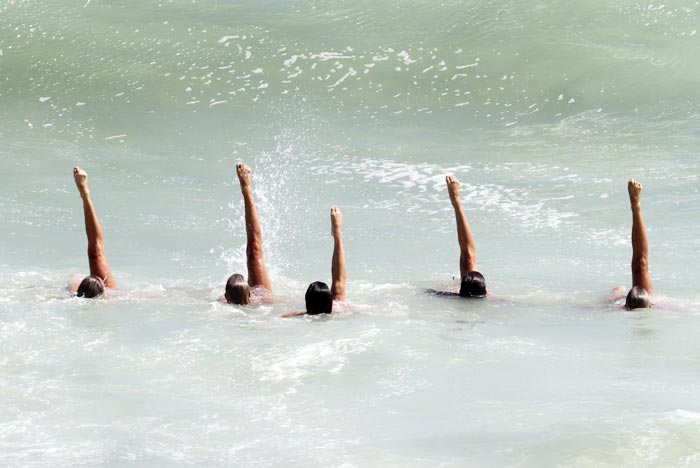 No mar, as cinco fizeram poses acrobáticas para o fotógrafo