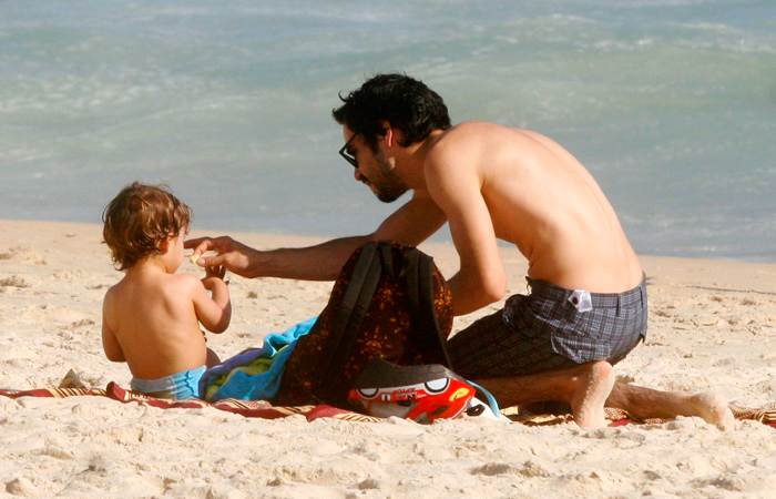 Caio Blat aproveita dia de sol com filho na praia - Edson Teófilo e Gil Rodrigues/Aphotos