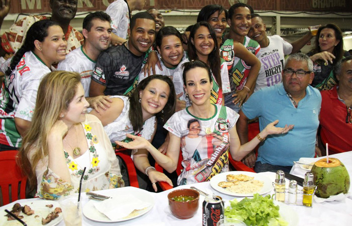 Ana Furtado recebe homenagem em churrasco da Grande Rio Ofuxico