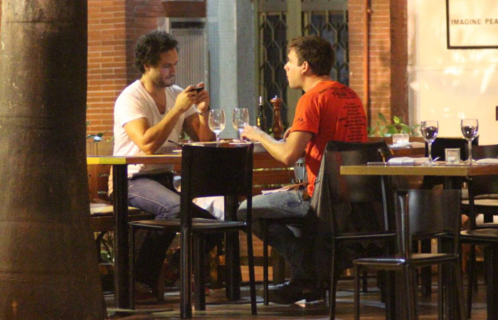 Paulo Rocha janta com amigo no Rio Ofuxico