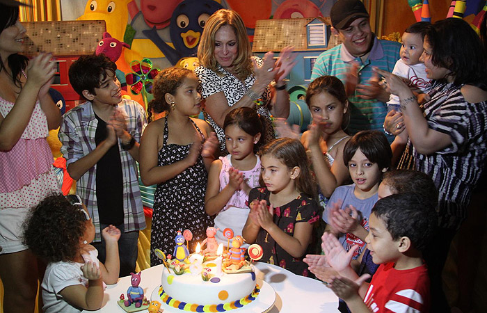 Susana Vieira e Sandro Pedroso se divertem com crianças em aniversário 