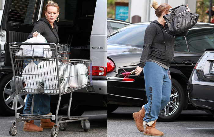 Hilary Duff tenta esconder o rosto em dia de compras em Los Angeles