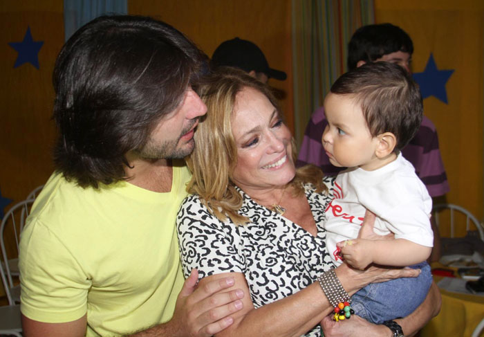 Susana Vieira e Sandro Pedroso encantados com criança