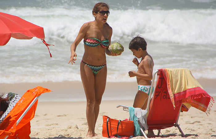 Nívea Stelmann curte praia com o filho Miguel