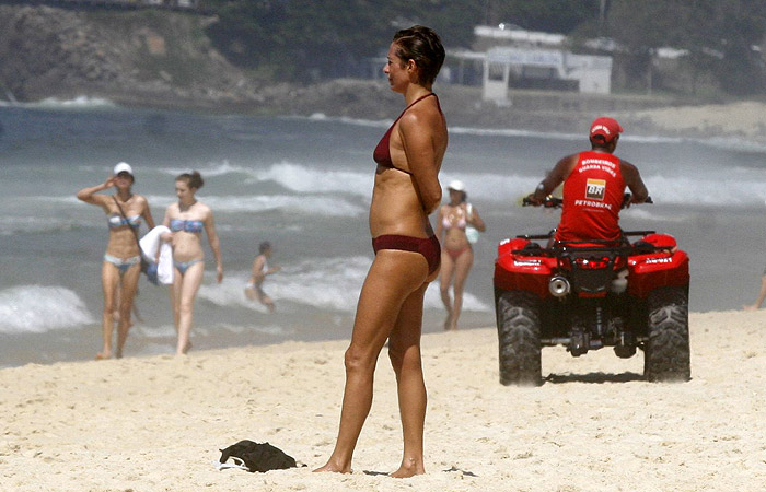 Andréa Beltrão curte praia sozinha no Rio de Janeiro