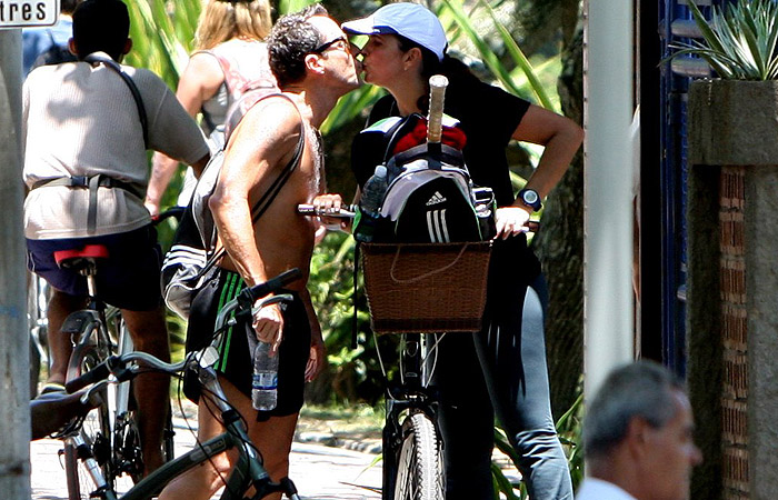 Malu Mader e Tony Belloto: Bike e beijinho na praia