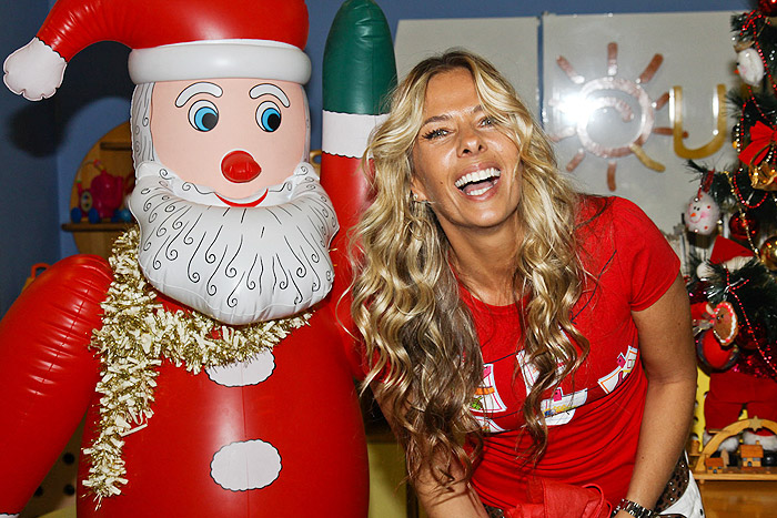 Adriane Galisteu tirou foto ao lado de Papai Noel inflável