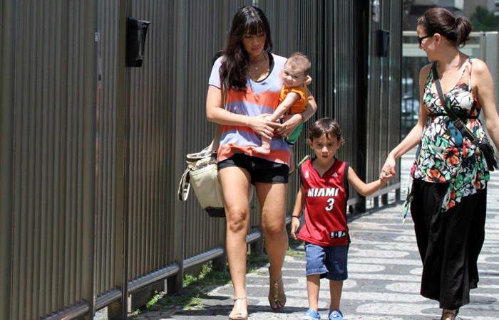 Durante passeio, Dani Suzuki troca fralda do filho