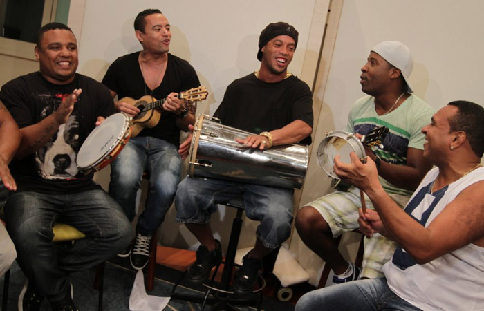 Ronaldinho Gaúcho grava samba em estúdio no Rio Ofuxico