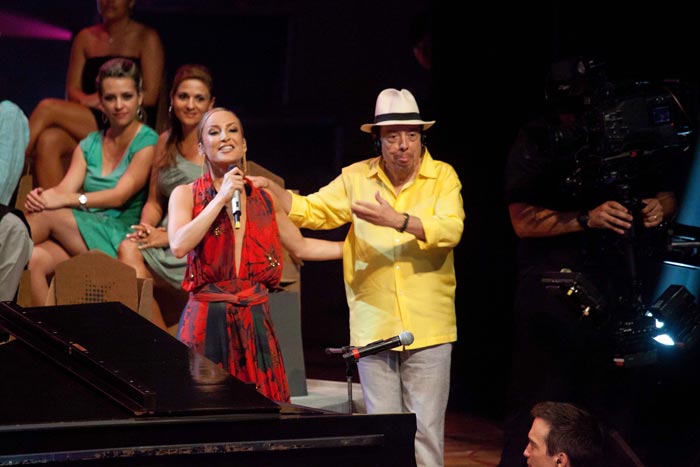 Claudia Leitte e Sergio mendes durante gravação do DVD Verde e Amarelo