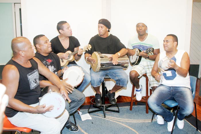 Ronaldinho Gaúcho grava CD e revela seu talento para o samba
