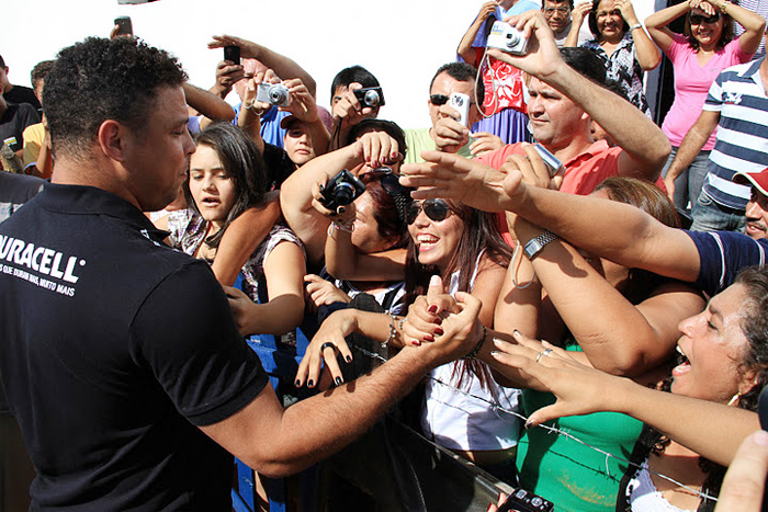 Ronaldo antecipa o Natal das crianças de um vilarejo na Bahia