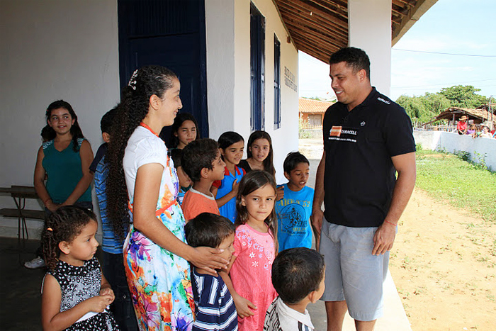 Ronaldo antecipa o Natal das crianças de um vilarejo na Bahia