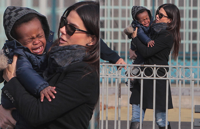 Filho de Sandra Bullock faz birra em parque de Nova York