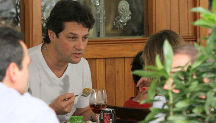 Marcelo Serrado dá pausa nas gravações para almoçar com a noiva. Ofuxico