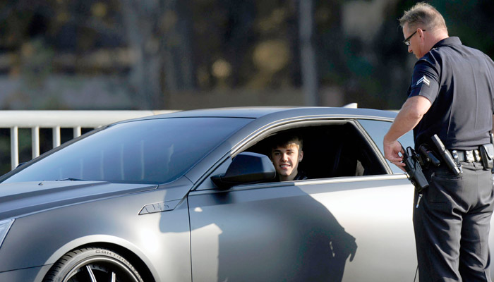 Justin Bieber é advertido por policial, em Los Angeles. OFuxico