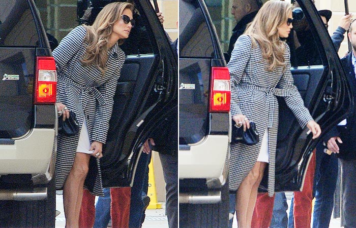 Jennifer Lopez enfrenta o frio com as pernas de fora - Grosby Group