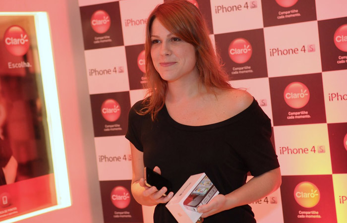 Karina Bach vai ao lançamento do novo iPhone em shopping Ofuxico