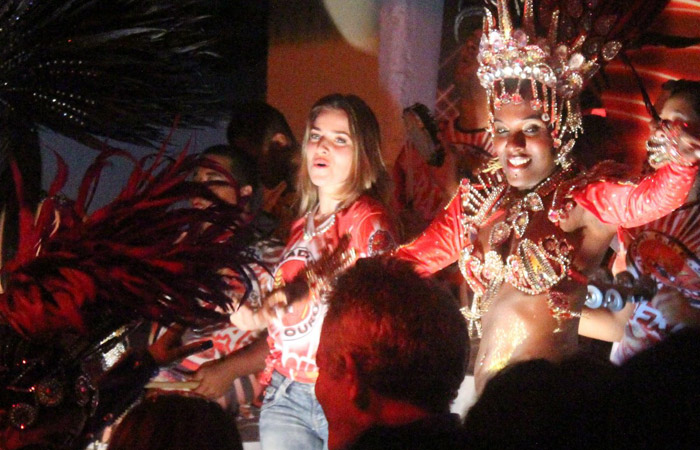Monique Alfradique mostra que tem samba no pé em festa Ofuxico