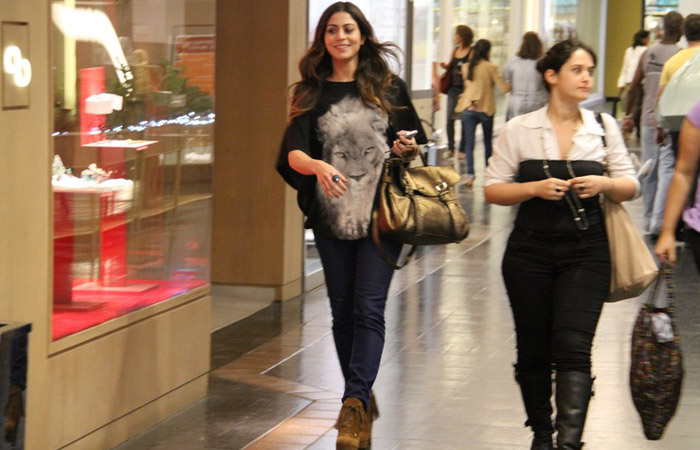 Carol Castro faz compras em shopping Ofuxico