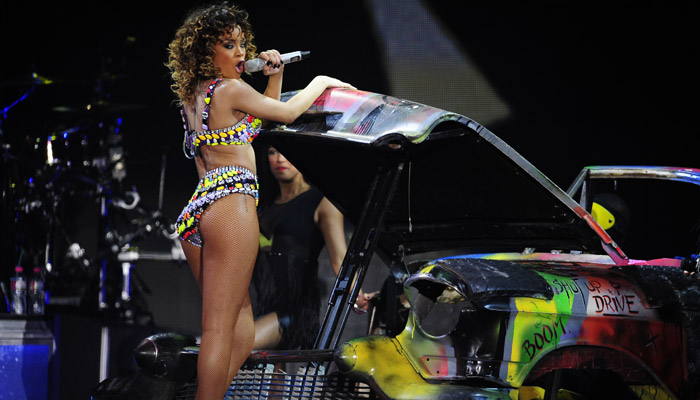 Rihanna usa figurino sexy em concerto na cidade de Barcelona. OFuxico