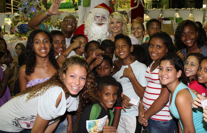 Antonia Fontenelle vira mamãe-noel no Rio de Janeiro Ofuxico