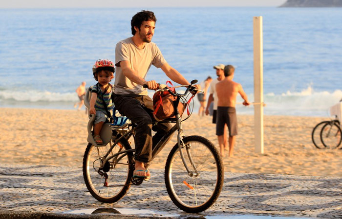 Caio Blat leva filho à praia e mostra lado “paizão” Ofuxico