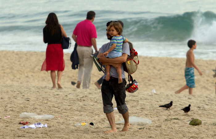 Caio Blat leva filho à praia e mostra lado “paizão” Ofuxico