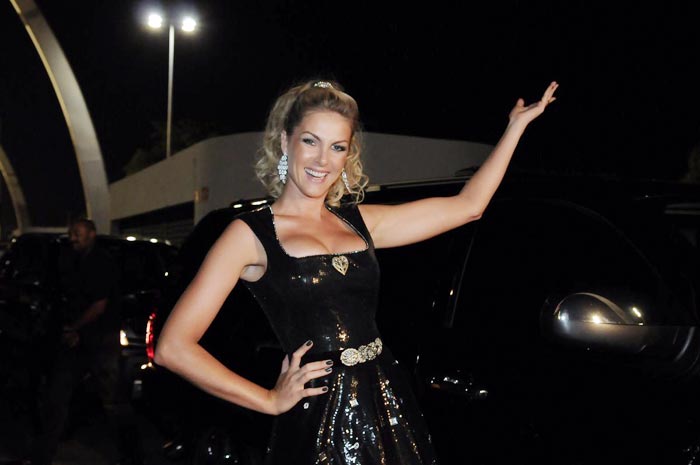 Ana Hickmann brilhou no ensaio da escola de samba