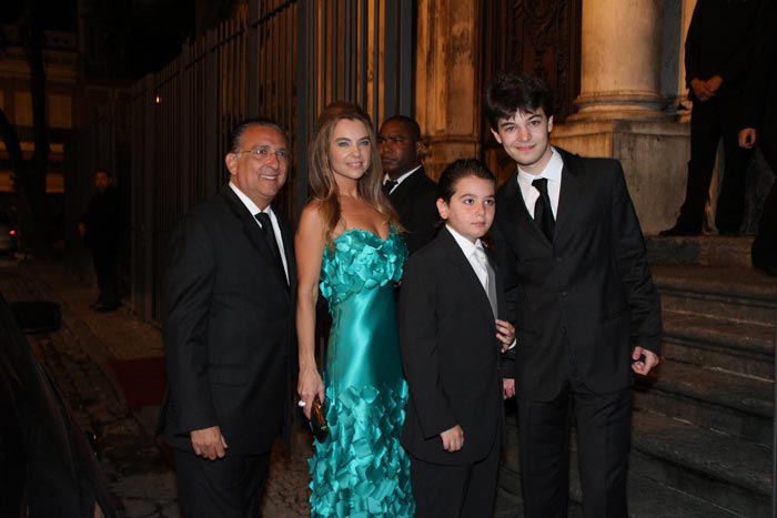 Galvão Bueno e sua mulher Desirée Soares, com  o filho caçula Luca e o enteado Léo