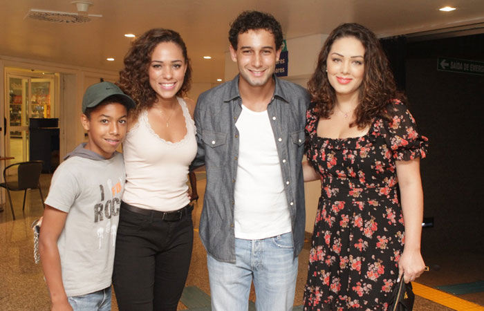 Tânia Mara vai ao show do Teatro Mágico no Rio - O Fuxico