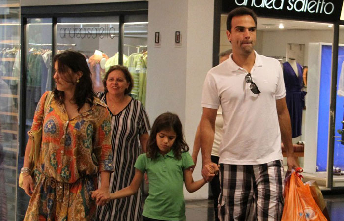 Tadeu Schmidt faz compras de natal com a família - O Fuxico