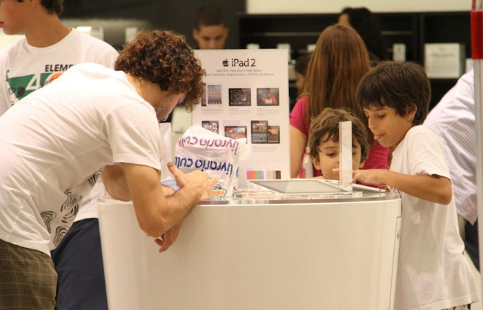 Gabriel Pensador faz compras de natal ao lado dos filhos - O Fuxico