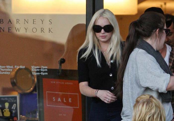 Cheia de estilo, Lindsay Lohan vai às compras em Beverly Hills O Fuxico