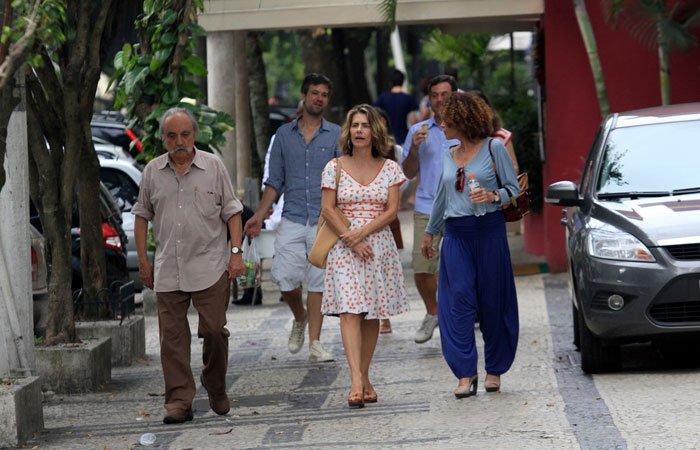 Maitê Proença caminha ao lado de uma amiga pelas ruas de Ipanema - O Fuxico