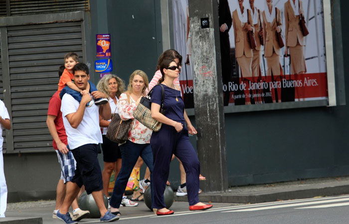 Lavínia Vlasak passeia pelas ruas do Leblon - O Fuxico