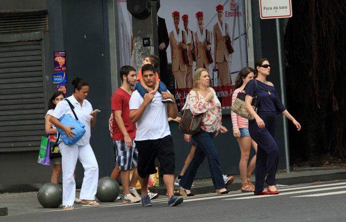 Lavínia Vlasak passeia pelas ruas do Leblon - O Fuxico