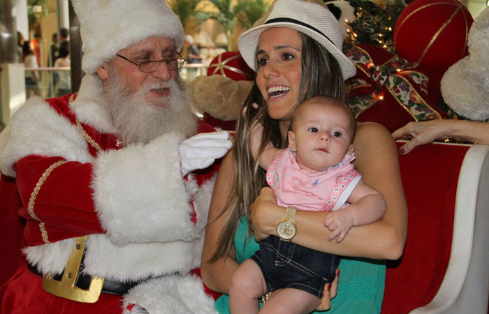 Fernanda Pontes leva a filha para conhecer o papai Noel - O Fuxico