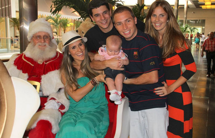 Fernanda Pontes leva a filha para conhecer o papai Noel - O Fuxico