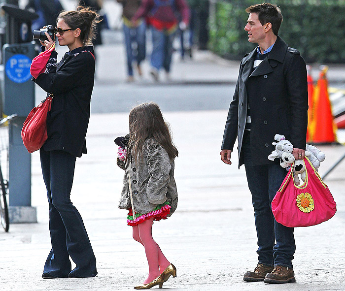 Tom Cruise circula de bolsa rosa com flor amarela por Nova York