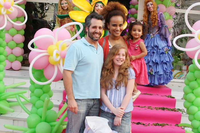 Luciana Mello com o marido Ike Levy e a filha, Nina