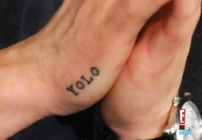 Zac Efron estreia nova tatuagem O Fuxico