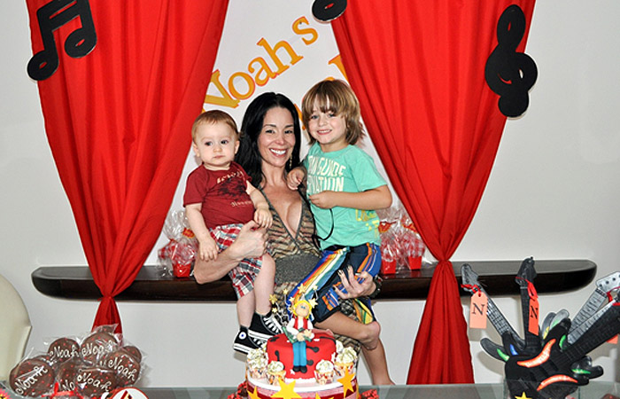 No domingo (18) Danielle Winits também fez festa para comemorar os quatro anos do filho mais velho. Na foto a mamãe aparece com os dois pimpolhos no colo