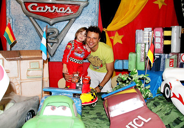 Cássio Reis comemora 4 anos de Noah no Rio com festa Carros