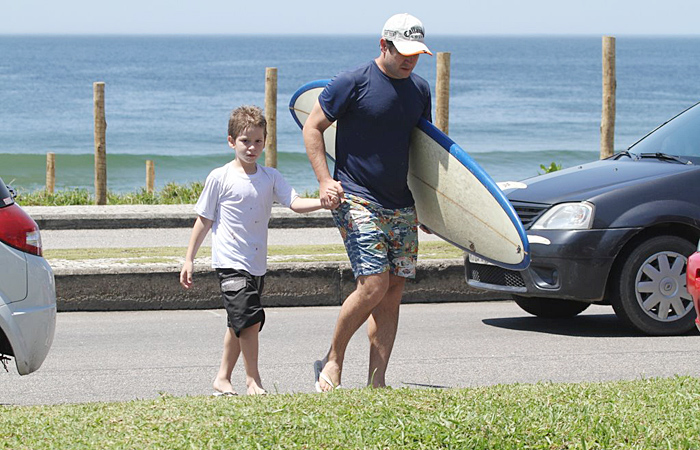 Murilo Benício ensina o filho a surfar - Ag.News