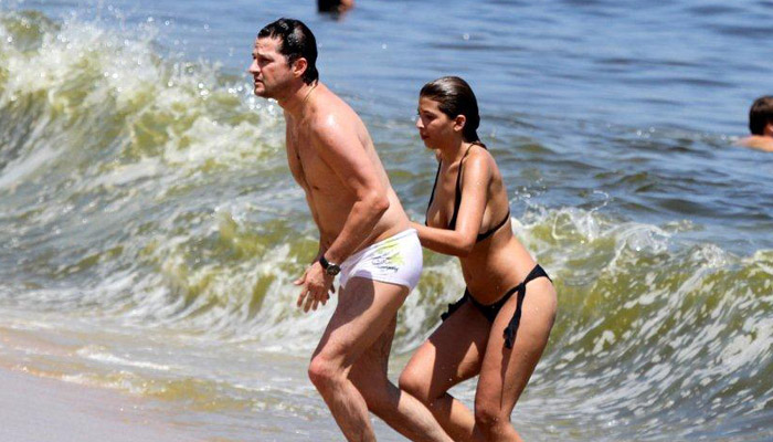 Marcelo Serrado curte praia com a noiva. OFuxico