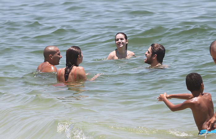 Todo mundo na praia! Sophie Charlotte, Monique Alfradique, Eri Johnson e Marco Pigossi - O Fuxico