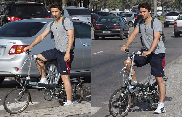 Murilo Rosa passeia com sua bike na orla carioca